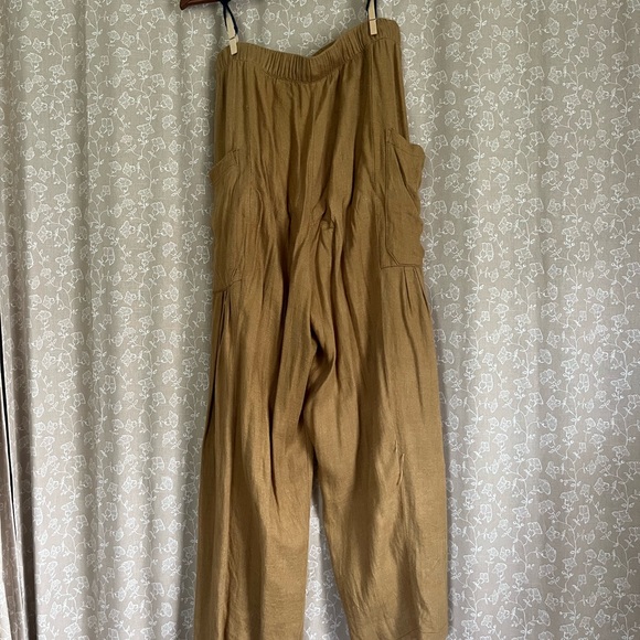 New In Flowy Pants - Picture 2 of 3